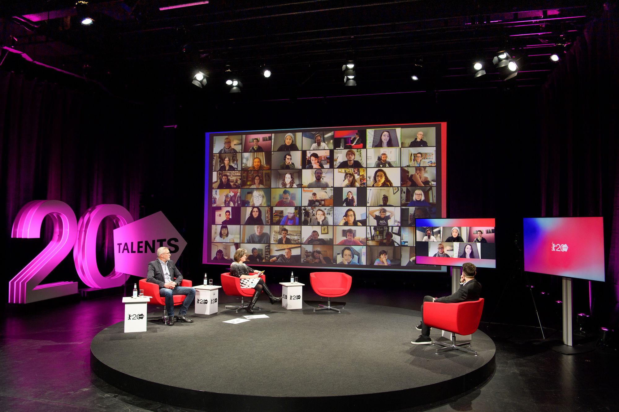 The 2022 Talents Tank hosted by Netflix. On stage Thomas Biniasz, Christine Tröstrum and AC Coppens with Netflix's Lars Wiebe, Allison Triegaardt, Hans van Helden, Katja Hofem and Olivia Stocker joining virtually.